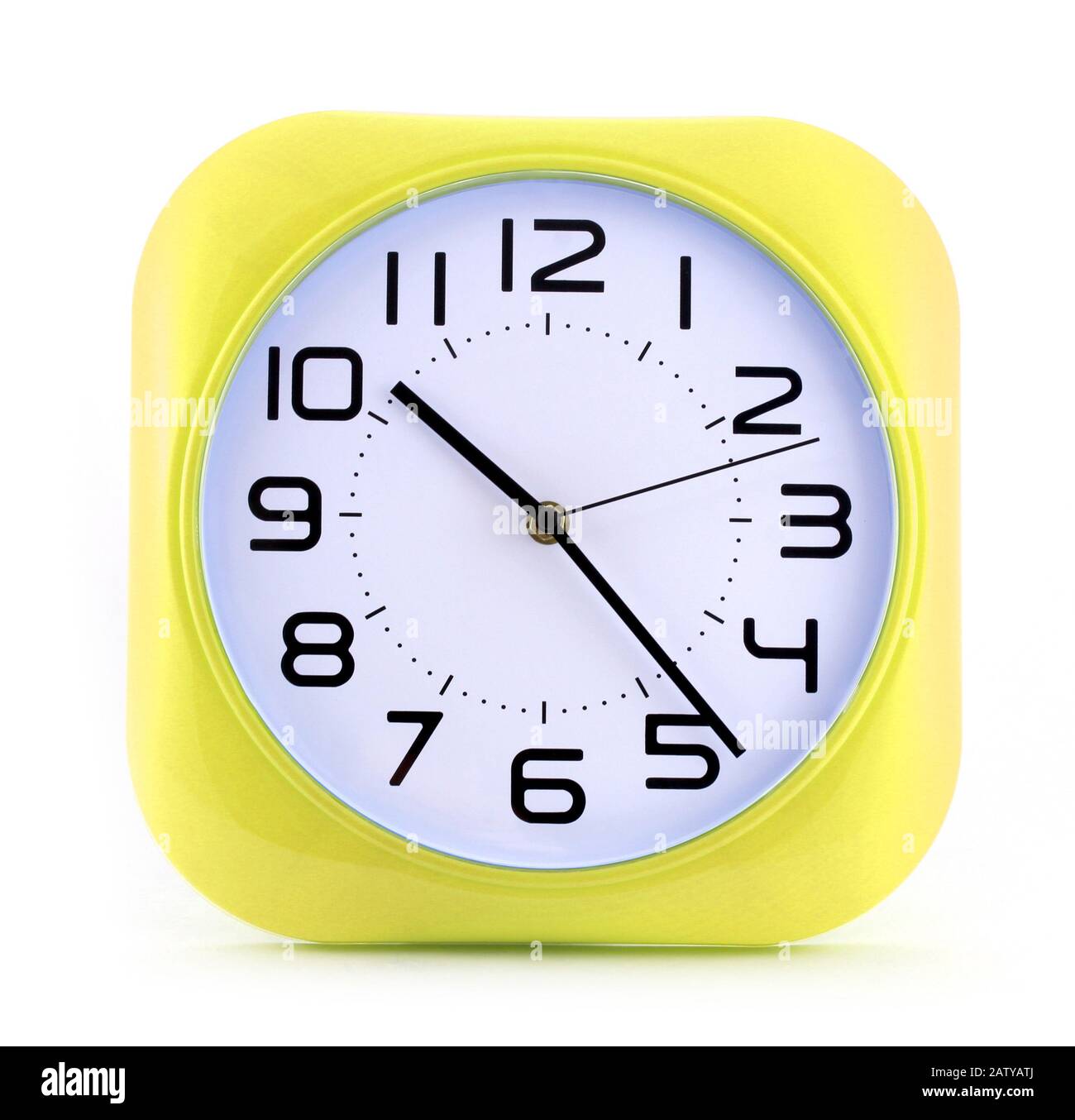 Kleiner gelber Wecker isoliert auf weißem Hintergrund, 12 Stunden im Betrieb. Stockfoto