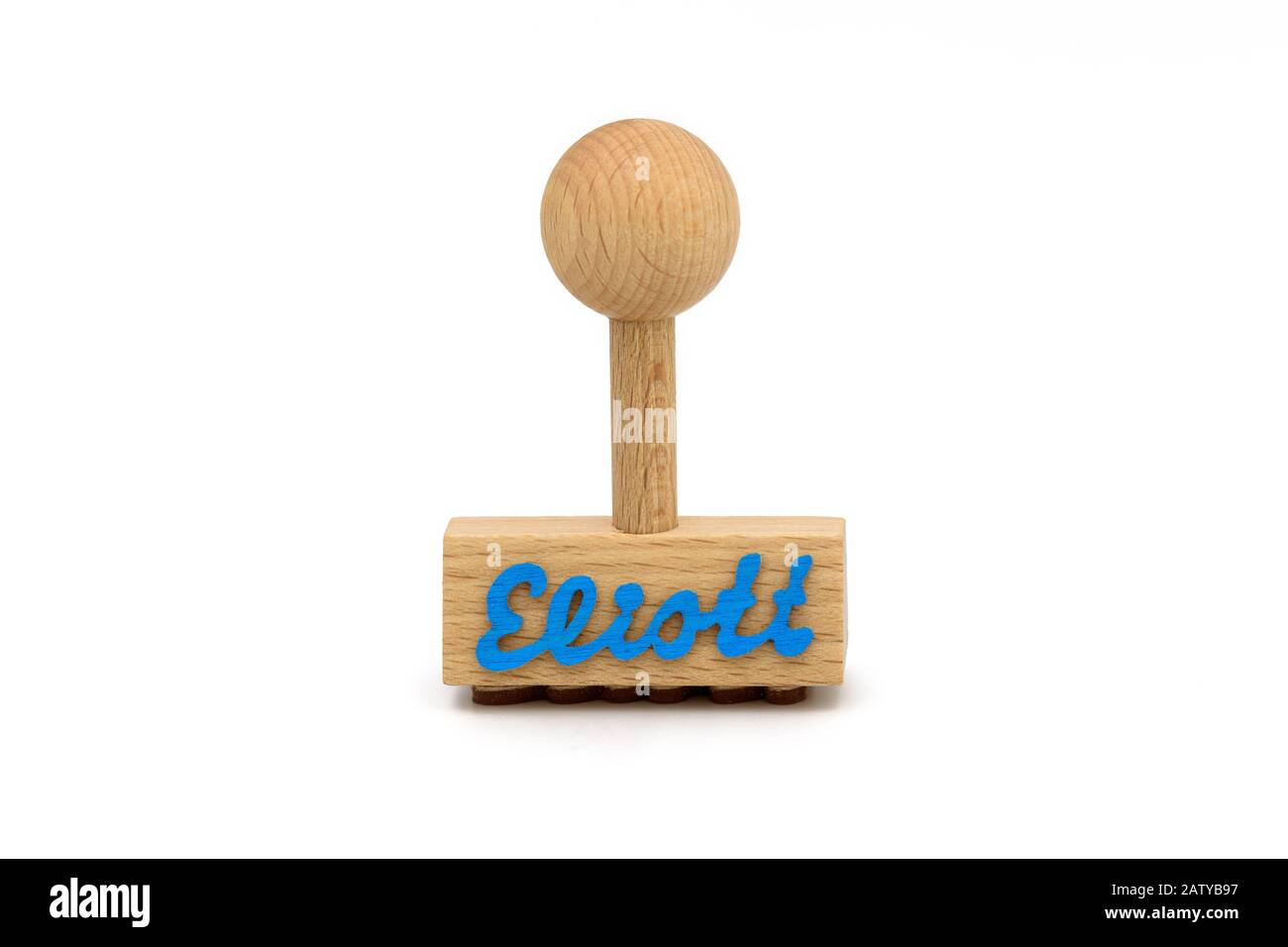 Handgefertigte Holzstempel für Kinder namens ELIOTT, isoliert auf weißem Hintergrund. Stockfoto