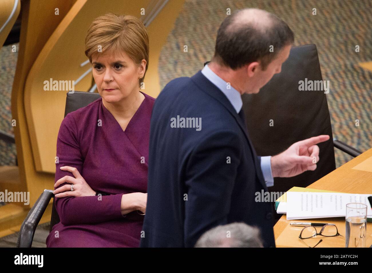 Edinburgh, Großbritannien. Februar 2020. Abgebildet: (Linke) Nicola Sturgeon MSP - Erster Minister von Schottland und Führer der Scottish National Party; (rechte) Michael Matheson MSP - Verkehrsminister. Ministererklärung: Die neue Verkehrsstrategie für Schottland - Schutz unseres Klimas und Verbesserung Des Lebensumfalle Credit: Colin Fisher/Alamy Live News Stockfoto