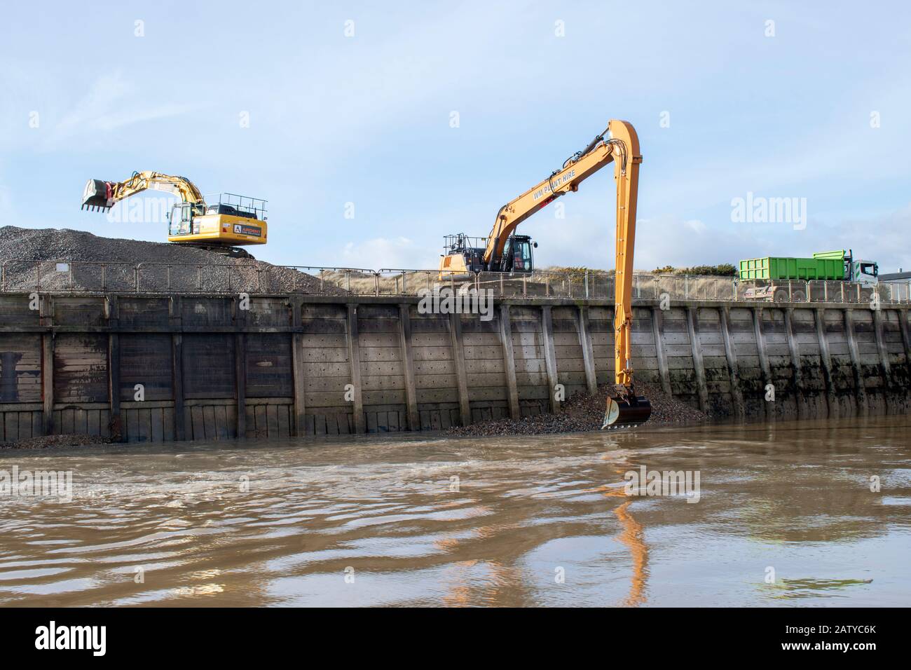 Littlehampton, West Sussex, Großbritannien, 05. Februar 2020. Baggerarbeiten Des Flusses Arun mit großen Baggern und Geräten, die die Erde bewegen. Stockfoto