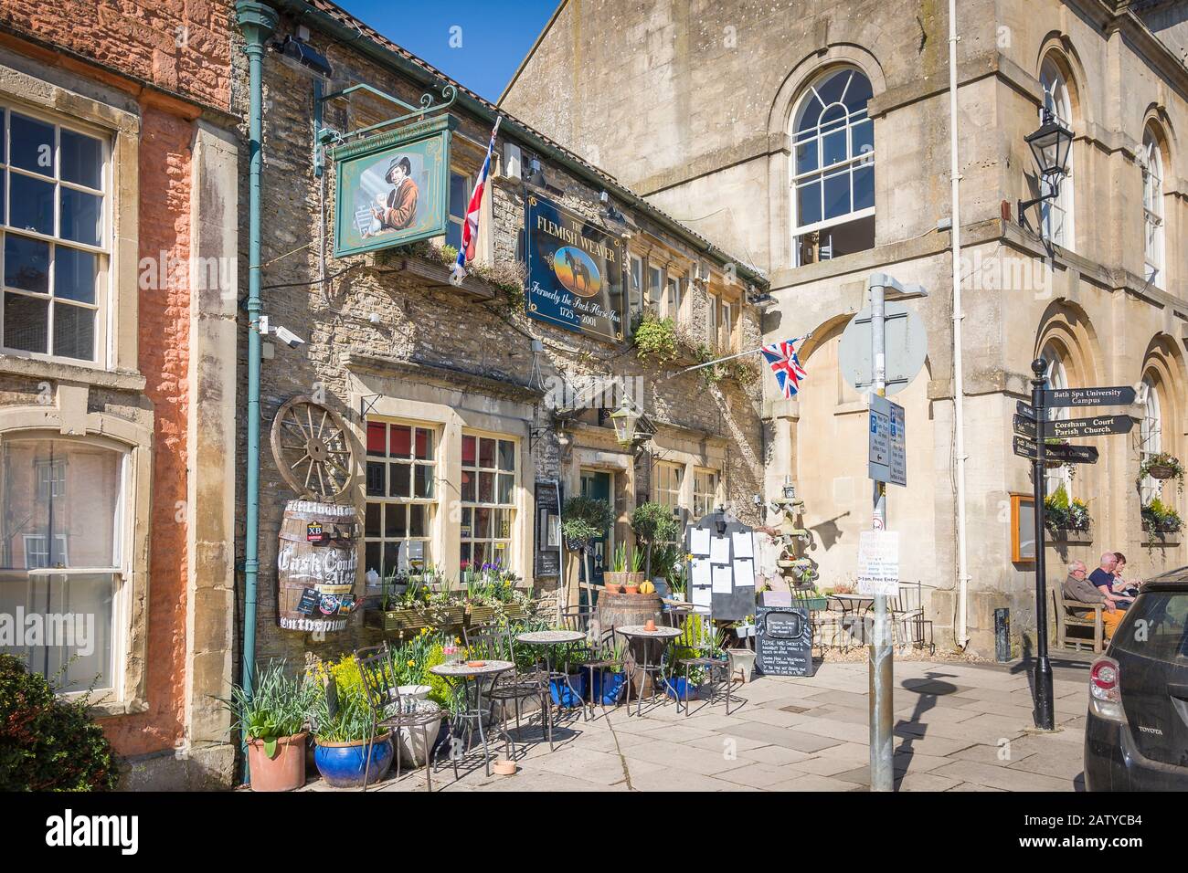 Ein ehemaliges gasthaus aus dem 18. Jahrhundert, das sich heute in modernem Gewand befindet und den Flamen Weaver genannt wird, der alte Geschäfte in Corsham Wiltshire England UK widerspiegelt Stockfoto