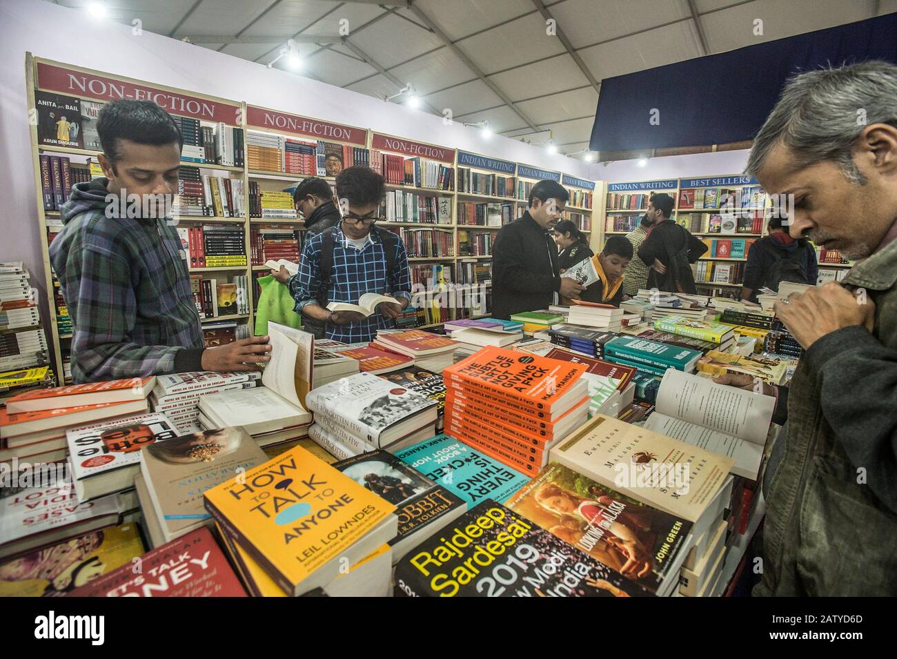 Kolkata, Indien. Februar 2020. Am 5. Februar 2020 besuchen die Menschen die 44. Internationale Kalkata-Buchmesse in Kalkata, Indien. Die Internationale Kalkata-Buchmesse, eine der größten Nicht-Fachbuchmesse der Welt, startete am 29. Januar und läuft bis zum 9. Februar. Credit: Tumpa Mondal/Xinhua/Alamy Live News Stockfoto