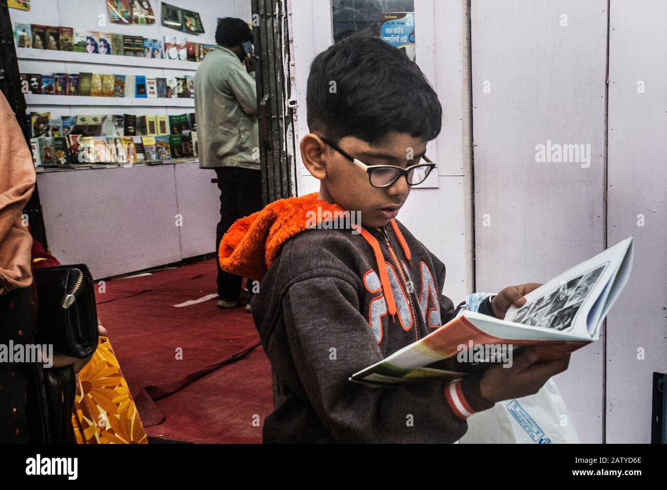 Kolkata, Indien. Februar 2020. Ein Junge liest ein Buch auf der 44. Internationalen Kalkata-Buchmesse in Kalkata, Indien, am 5. Februar 2020. Die Internationale Kalkata-Buchmesse, eine der größten Nicht-Fachbuchmesse der Welt, startete am 29. Januar und läuft bis zum 9. Februar. Credit: Tumpa Mondal/Xinhua/Alamy Live News Stockfoto