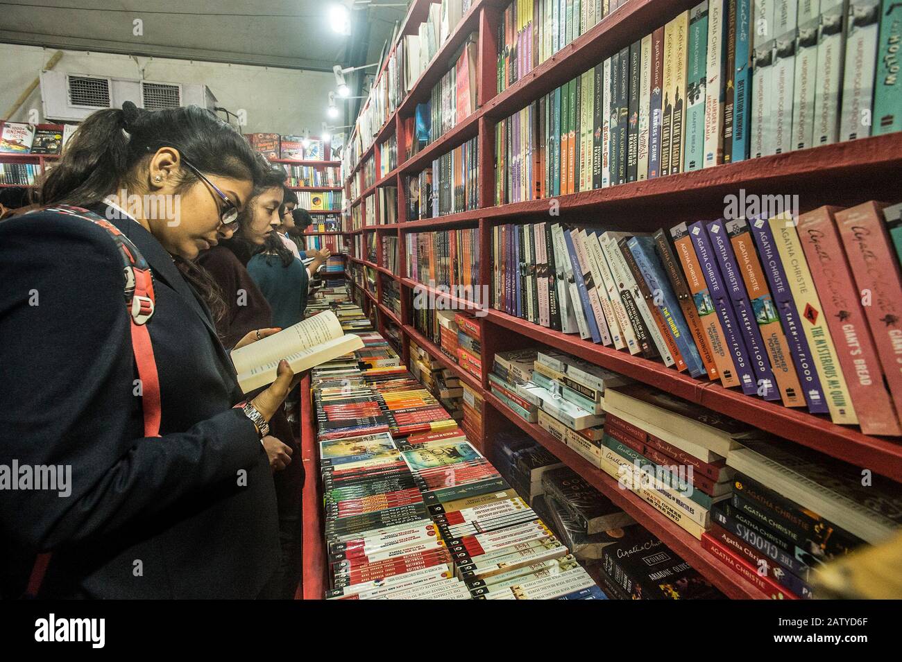 Kolkata, Indien. Februar 2020. Am 5. Februar 2020 besuchen die Menschen die 44. Internationale Kalkata-Buchmesse in Kalkata, Indien. Die Internationale Kalkata-Buchmesse, eine der größten Nicht-Fachbuchmesse der Welt, startete am 29. Januar und läuft bis zum 9. Februar. Credit: Tumpa Mondal/Xinhua/Alamy Live News Stockfoto