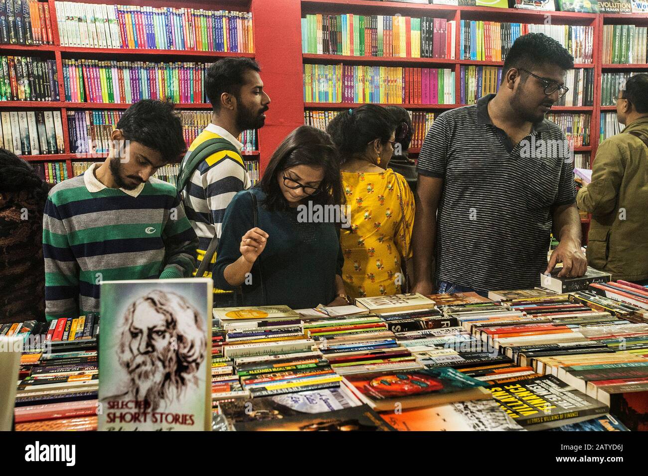Kolkata, Indien. Februar 2020. Am 5. Februar 2020 besuchen die Menschen die 44. Internationale Kalkata-Buchmesse in Kalkata, Indien. Die Internationale Kalkata-Buchmesse, eine der größten Nicht-Fachbuchmesse der Welt, startete am 29. Januar und läuft bis zum 9. Februar. Credit: Tumpa Mondal/Xinhua/Alamy Live News Stockfoto