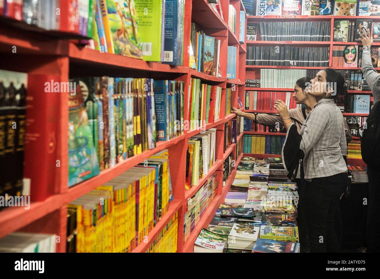 Kolkata, Indien. Februar 2020. Am 5. Februar 2020 besuchen die Menschen die 44. Internationale Kalkata-Buchmesse in Kalkata, Indien. Die Internationale Kalkata-Buchmesse, eine der größten Nicht-Fachbuchmesse der Welt, startete am 29. Januar und läuft bis zum 9. Februar. Credit: Tumpa Mondal/Xinhua/Alamy Live News Stockfoto