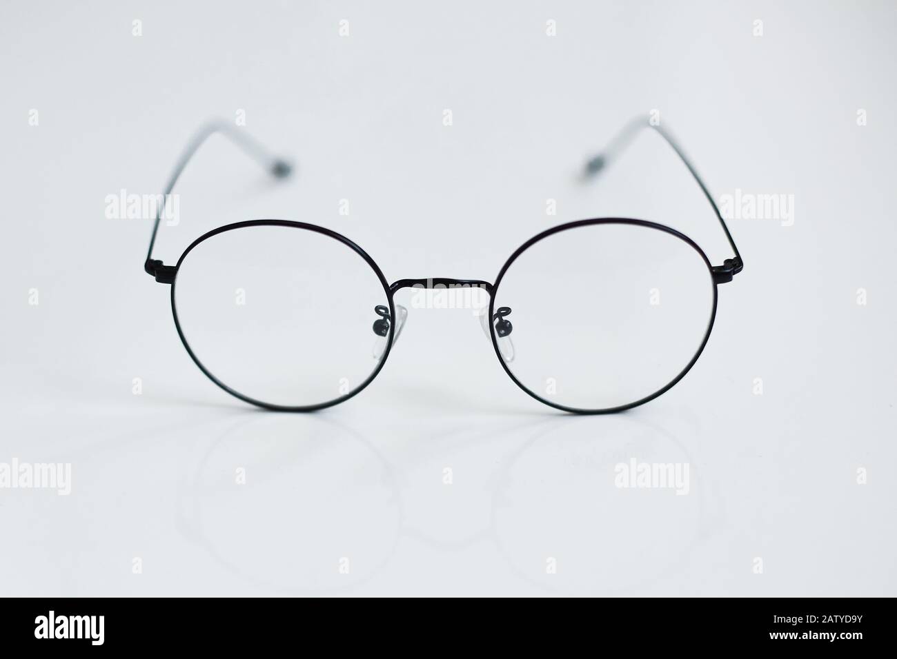 Abgerundete Vintage-Brille isoliert auf weißem Hintergrund. Werbefoto mit  abgerundeten Metallbrillen. Optisches Modekonzept. Nur Retro-Brille in Weiß  Stockfotografie - Alamy