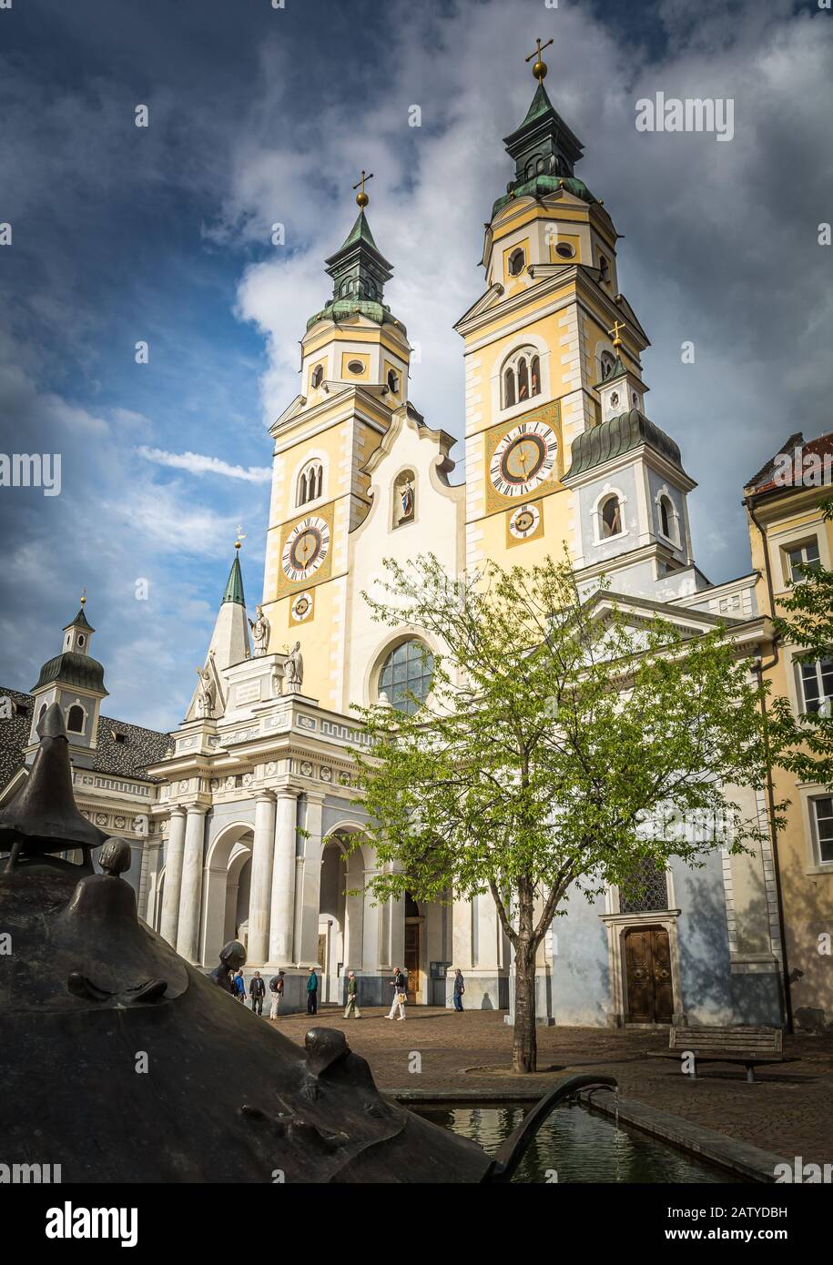 Die Schöne Kathedrale Santa Maria Assunta und San Cassiano in Brixen. Brixen / Brixen ist eine Stadt in Südtirol in Norditalien. Mai 25, Stockfoto