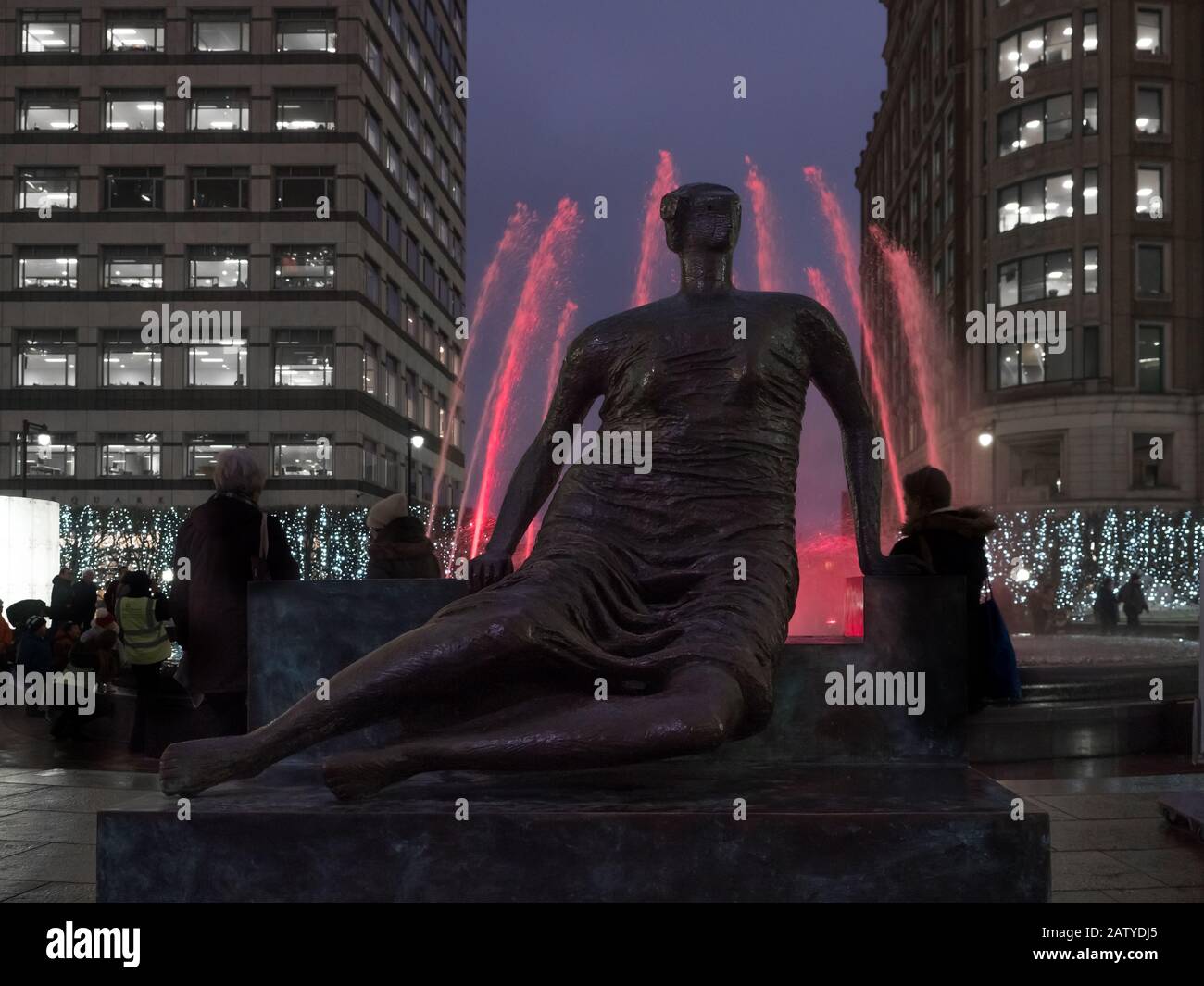 Henry Moors Drapierte Sitzende Frau voller Körper mit rotem Findtain Light in Canary Wharf während der Winter Lights 2020 im Dunkeln nachts Stockfoto