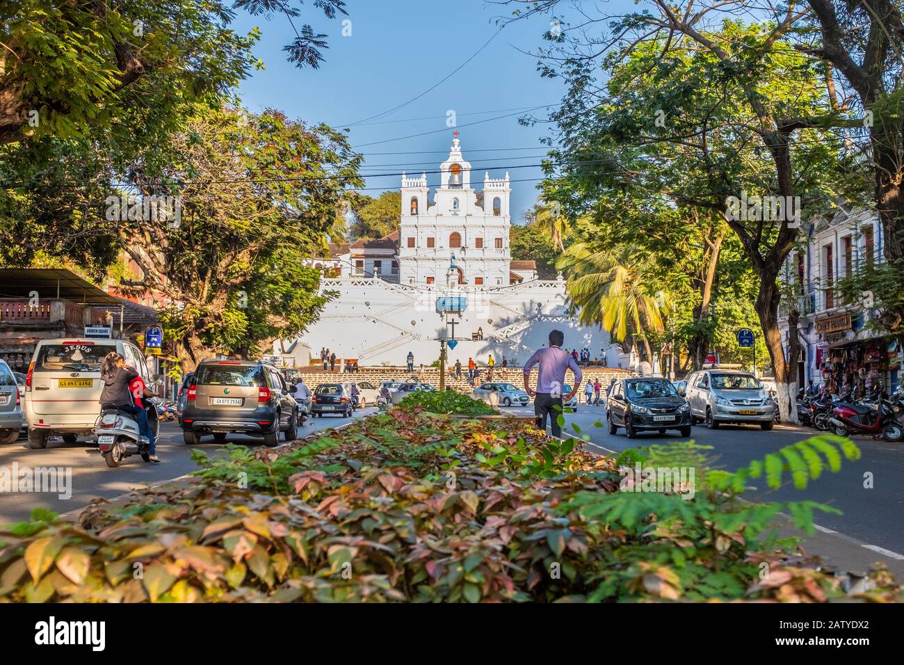 Panaji, Goa, Indien - 27. Februar 2018: Makellose Empfängniskirche von der Straße mit Bäumen und einigen Menschen aus gesehen Stockfoto