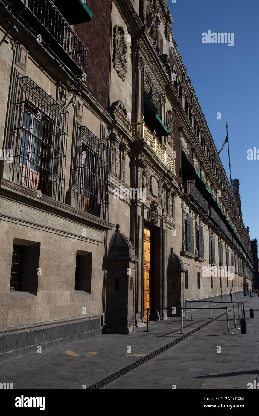 Der Nationale Palast - Palacio Nacional - auf der Plaza de la Constitución El Zocalo, Mexiko-Stadt Stockfoto