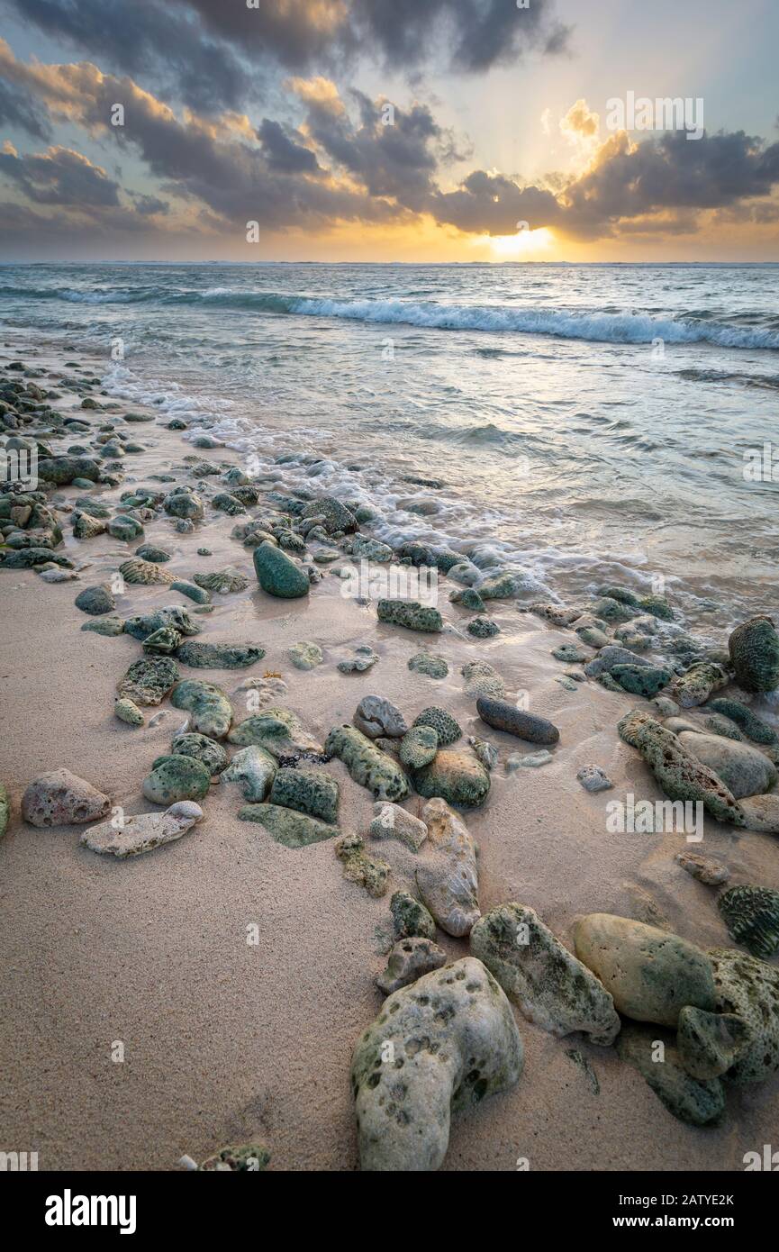 Felsiger Strand bei Sonnenaufgang Stockfoto