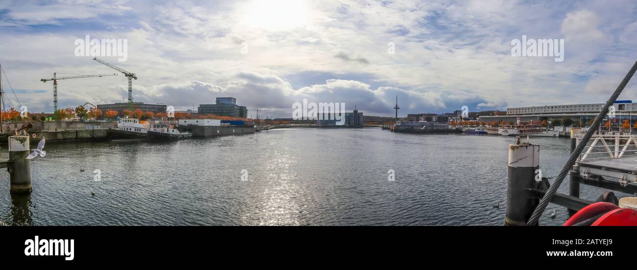 Hochauflösendes Panorama auf den Kieler Hafen an einem sonnigen Tag Stockfoto