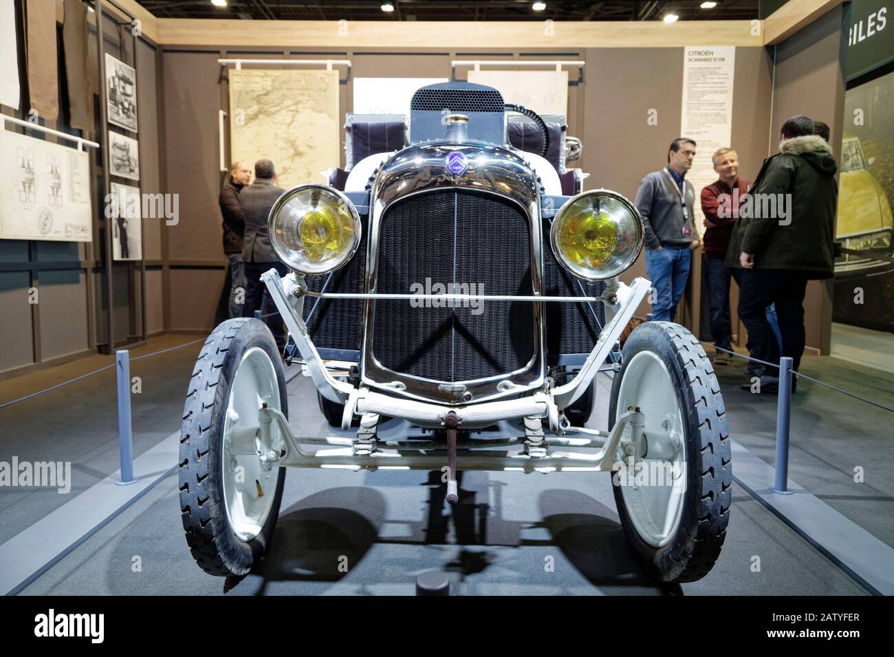 Paris, Frankreich. Februar 2020. Nachbildung von Citroën goldenem Käfer (1922)   Die Retromobile Show öffnet ihre Tore vom 5. Bis 9. Februar 2020. Stockfoto