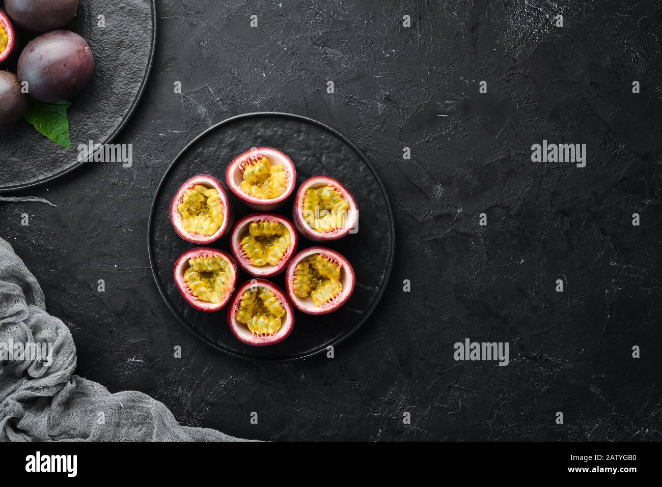 Passionsfrüchte in einem Teller. Tropische Früchte. Draufsicht. Freier Speicherplatz für Text. Stockfoto