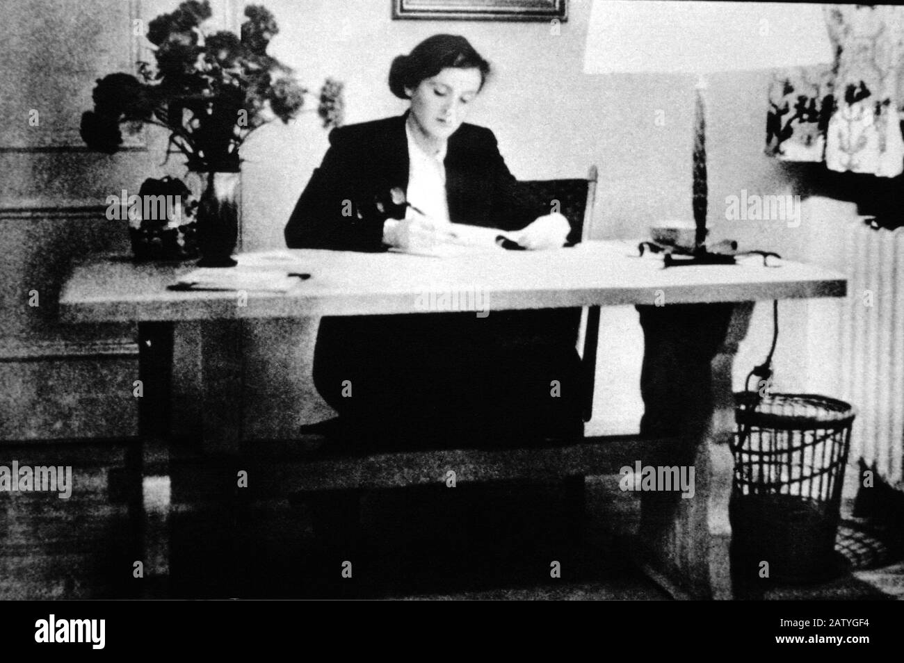 1940 a. : EVA BRAUN ( Munchen , Deutschland 1912 - Berlin , Deutschland 1945 ) , die Geliebte von Nazi ADOLF HITLER , in ihrem Zimmer im Berghof Home - NAZIST Stockfoto