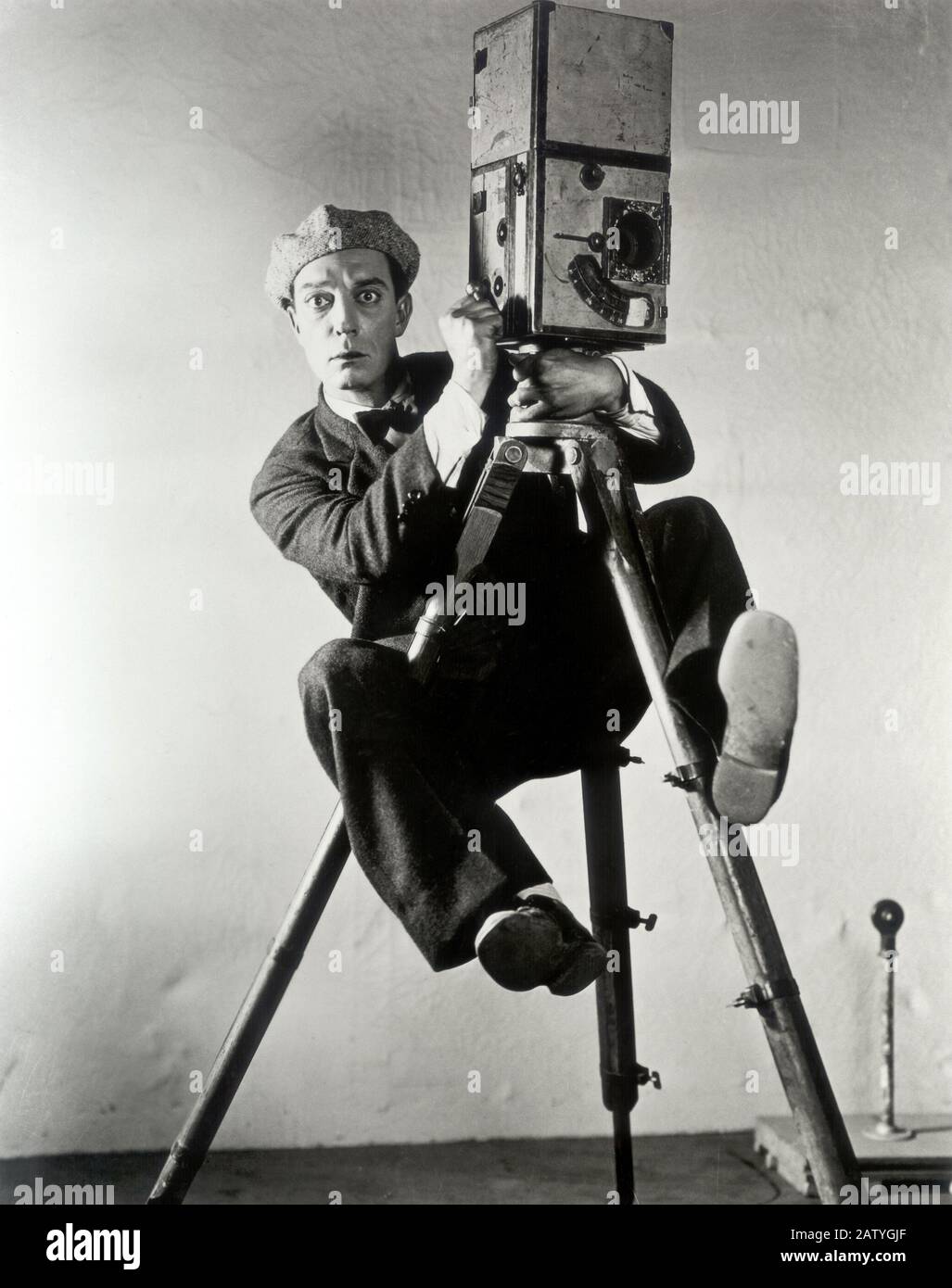 Der Stummfilmschauspieler und Regisseur BUSTER KEATON ( 1895 - 1966 ) in KAMERAMANN ( 1928 ) -- KINO MUTO - Macchina da presa - Kamera ---- ARCHIV Stockfoto