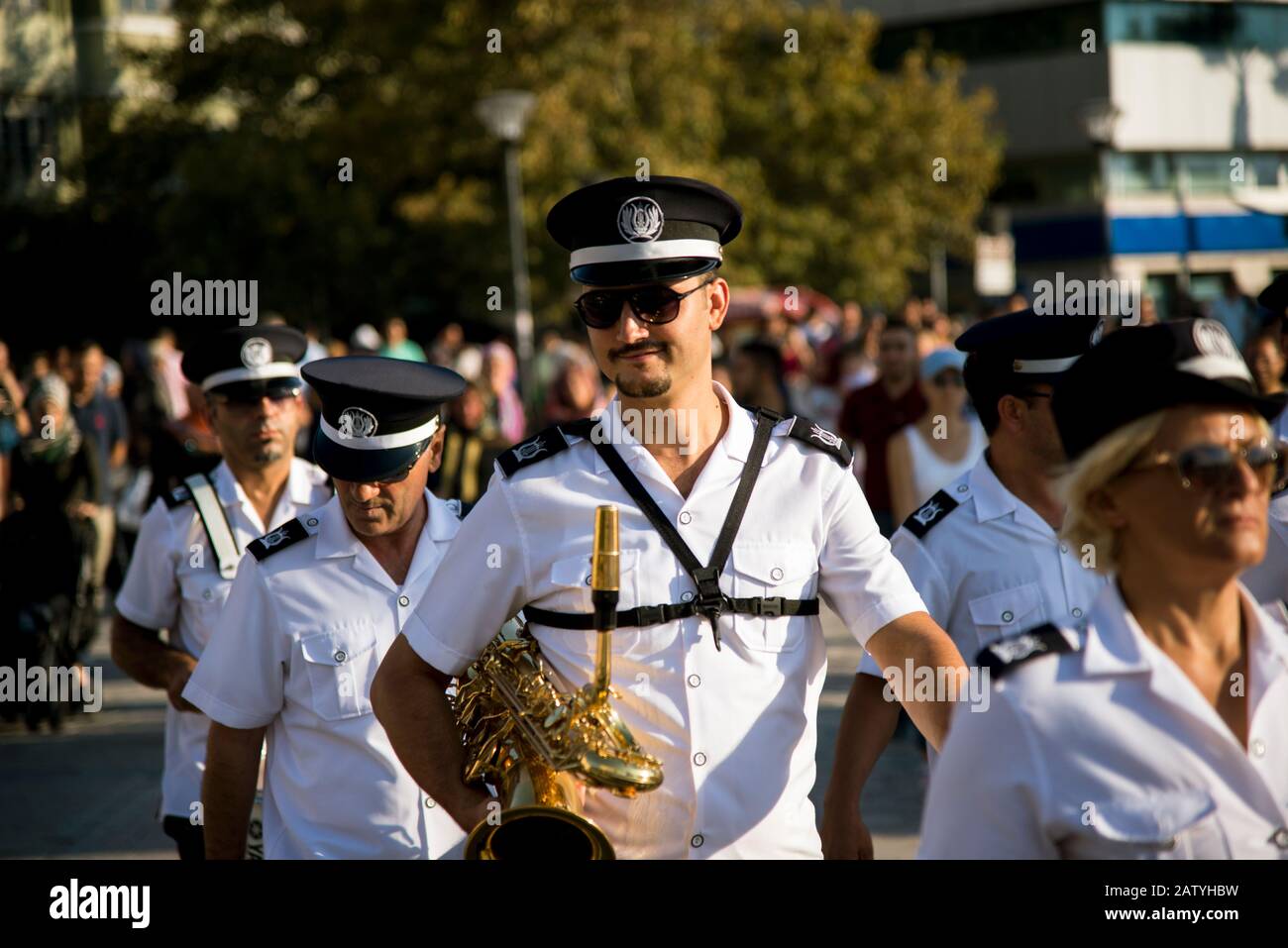 Izmir, Türkei - 23. September 2018: Bandgruppe der Stadtgemeinde von Izmir mit Musikinstrumenten unterwegs am Tag der Fangeweile Stockfoto