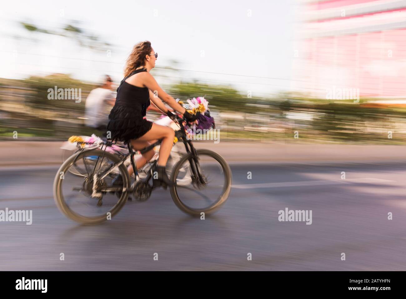 Izmir, Türkei - 23. September 2018: Frau, die in Izmir und am Tag des Fancy Woman Bike Tour-estivals ein Fahrrad mit Baloons und etwas ausgefallenem Zeug fährt. Stockfoto