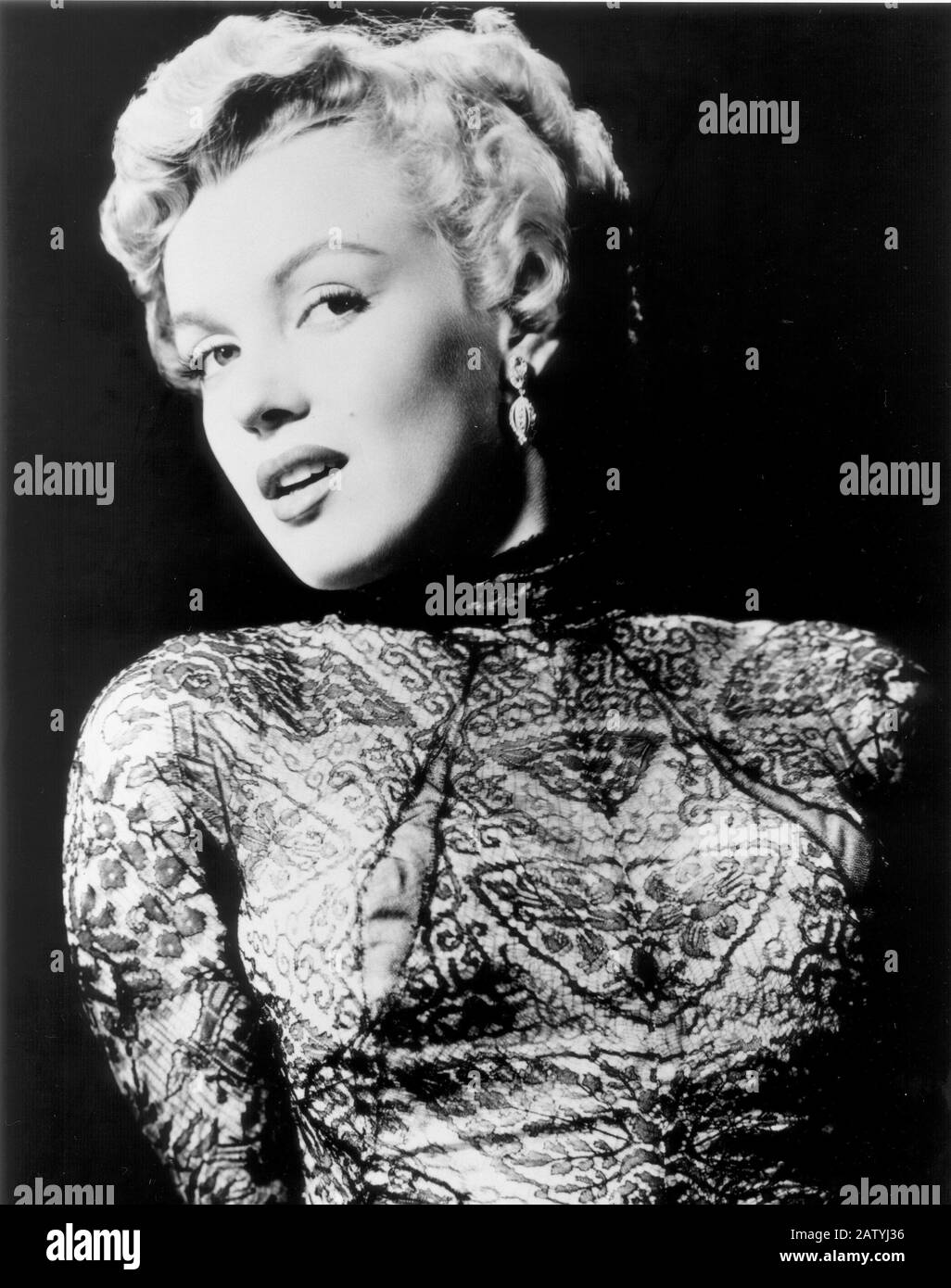 1952 : MARILYN MONROE , Pubblicity Still , 20th Century Fox - SPITZE - PIZZO - ORECHINI - OHRRINGE - EARDROP ---- Archivio GBB Stockfoto