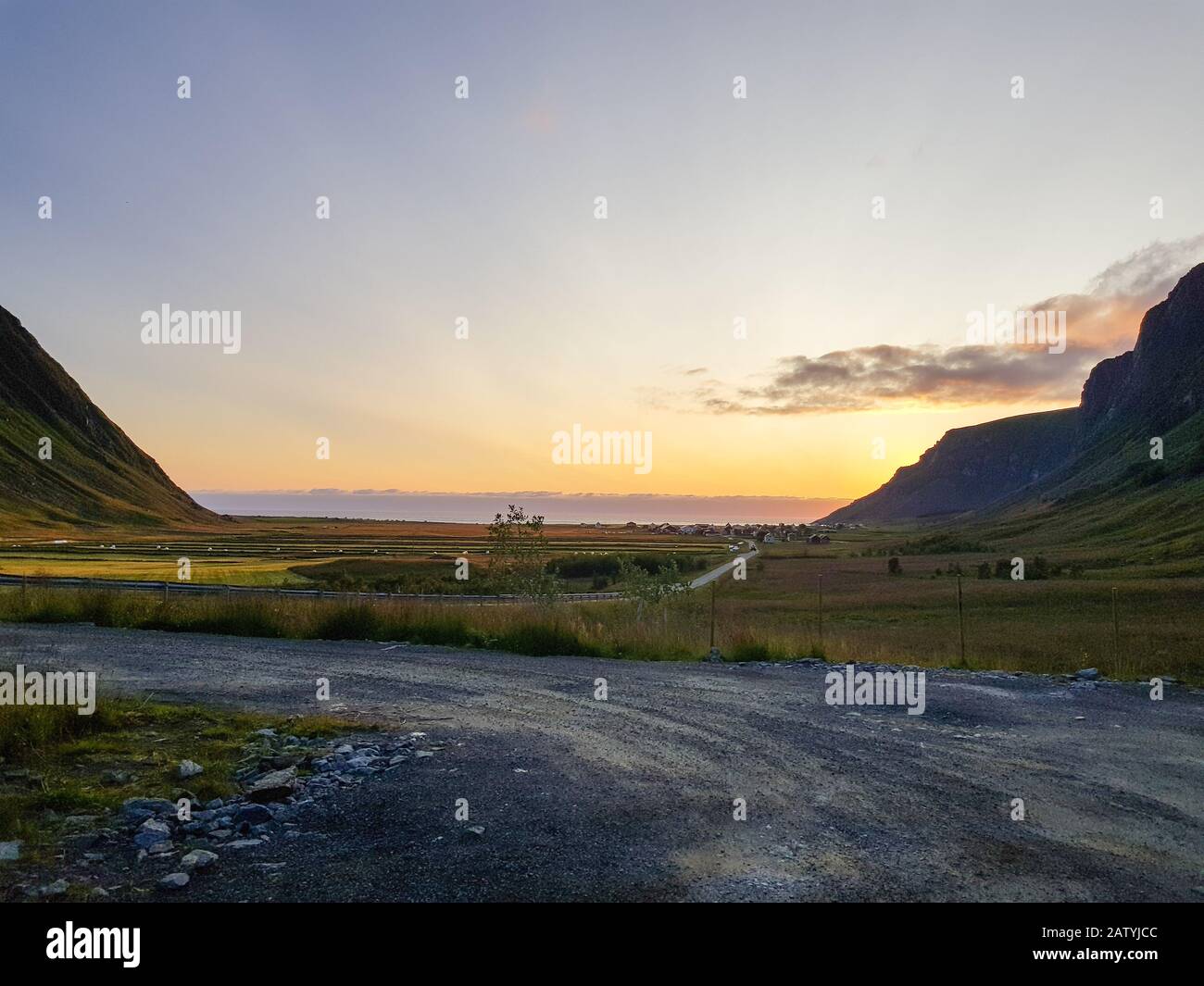 Sonnenuntergang am Unstad Beach, dem Surferparadies auf den Lofoten Islands, Norwegen. Blick auf die Bucht von bergauf. Stockfoto