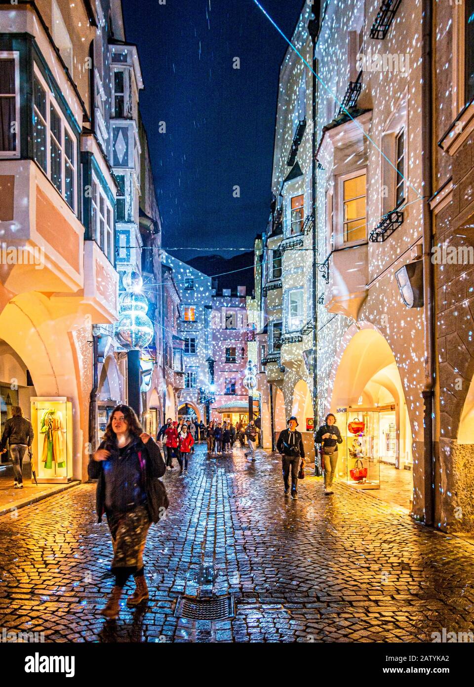 Wasser- und Lichtfest im historischen Zentrum der Stadt Brixen in Südtirol - Italien - bunte Springbrunnen und Lichteffekte am FAC Stockfoto