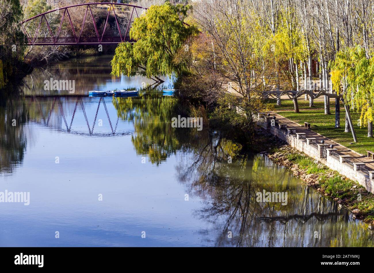 Río Duero a su paso por Aranda de Duero. Burgos. Castilla León. España Stockfoto