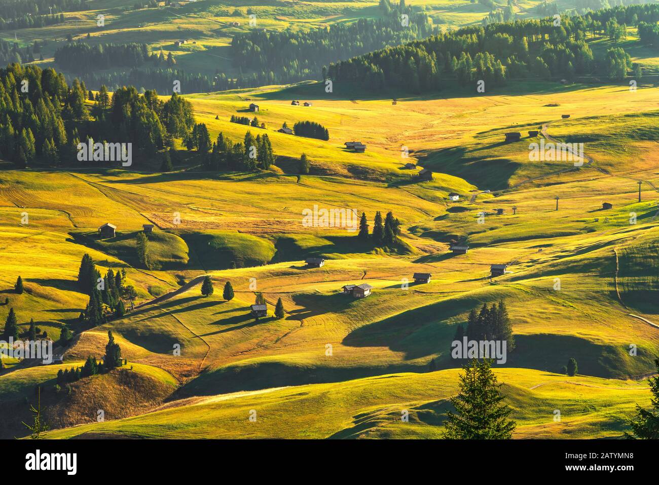 Alpe di Siusi oder Seiser Alm, Holzhütten mit Blick auf die Alpen in den Bergen, Trentino Alto Adige, Südtirol, Italien, Europa Stockfoto