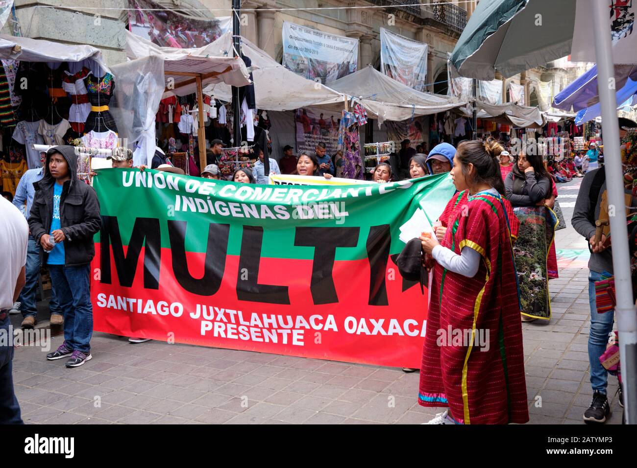 Gruppe indigener Frauen Teil der VEREINIGUNG, die gegen fehlende Maßnahmen in ihrer Situation in Oaxaca, Mexiko protestiert Stockfoto