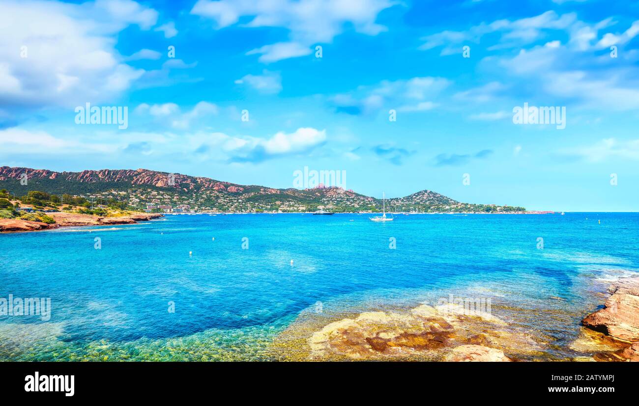 Agay Bucht Panorama im Esterel mediterranen roten Felsen-Küste, Strand und Meer. Côte d ' Azur in Cote d ' Azur in der Nähe von Cannes, Provence, Frankreich, Europa. Stockfoto