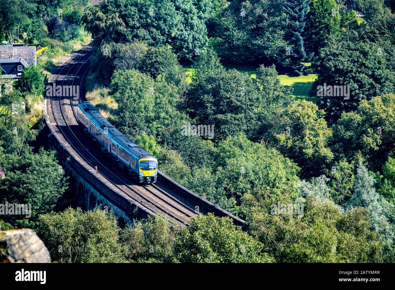 Zug über Viadukt in Saddleworth Nord-England Stockfoto