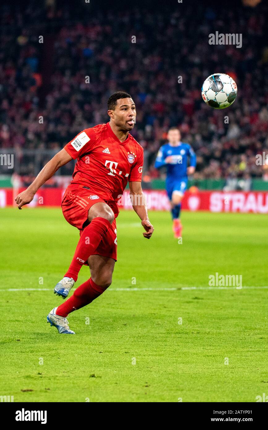 München, 5. FEBRUAR: Serge Gnabry (FC Bayern München) im Fußball-, DFB-Pokal: FC Bayern München gegen TSG 1899 Hoffenheim in der Allianz Arena am 5. Februar 2020 in München. (Foto von Horst Ettensberger/ESPA-Images) Stockfoto