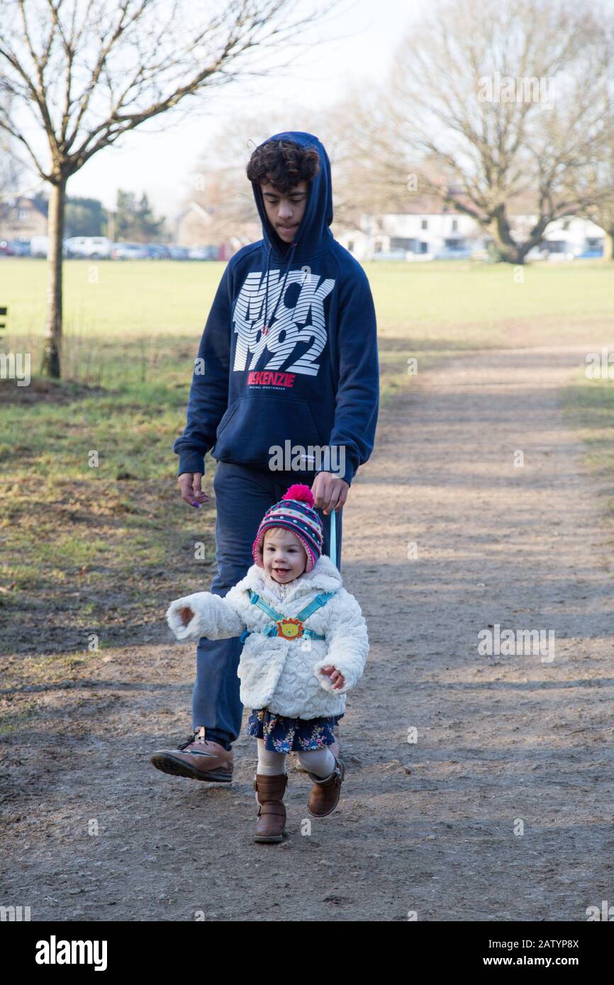 Teenager Jungen Babysitting, Großbritannien Stockfoto