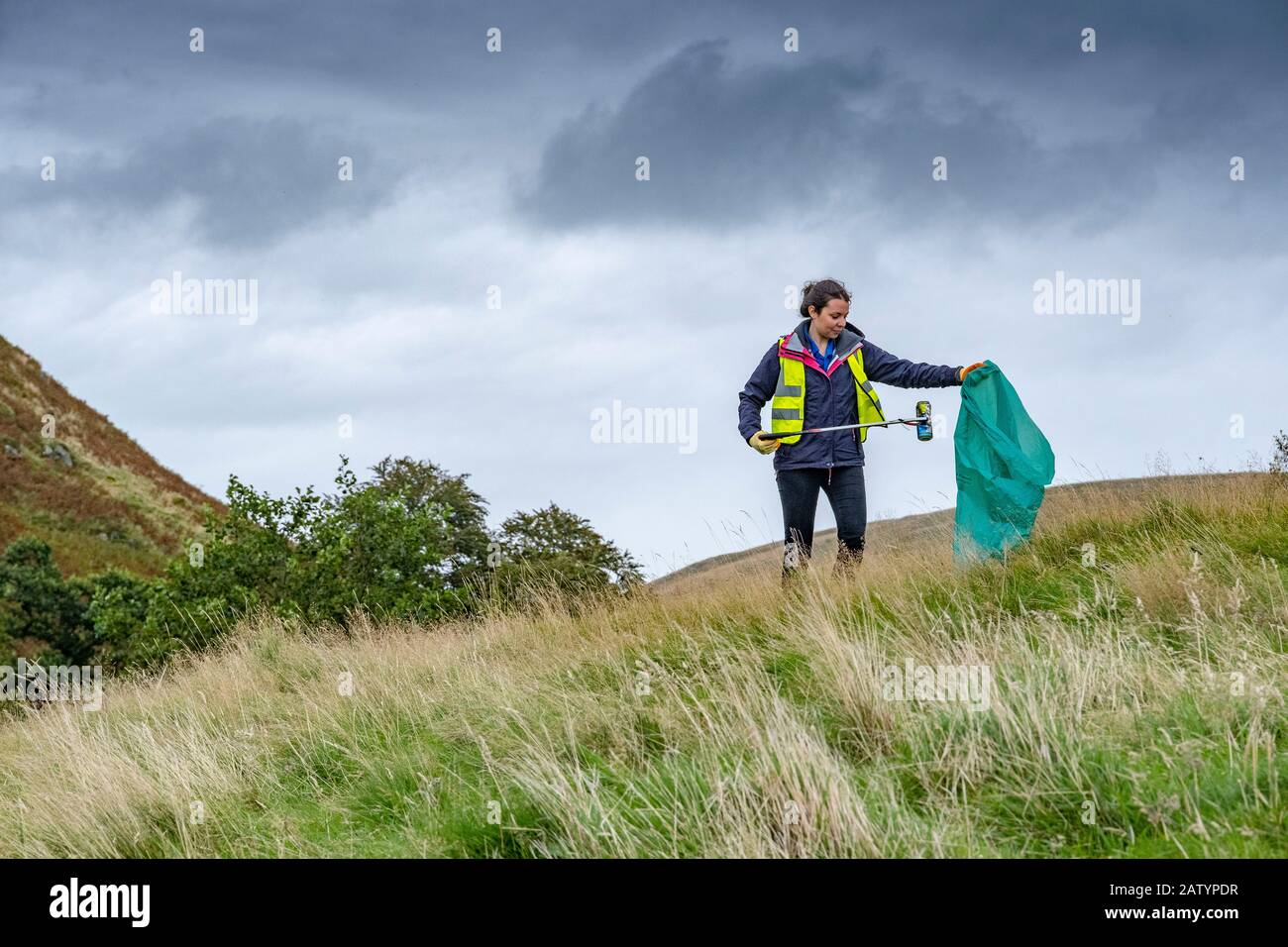 Müllpflücken in schottischer Landschaft Stockfoto