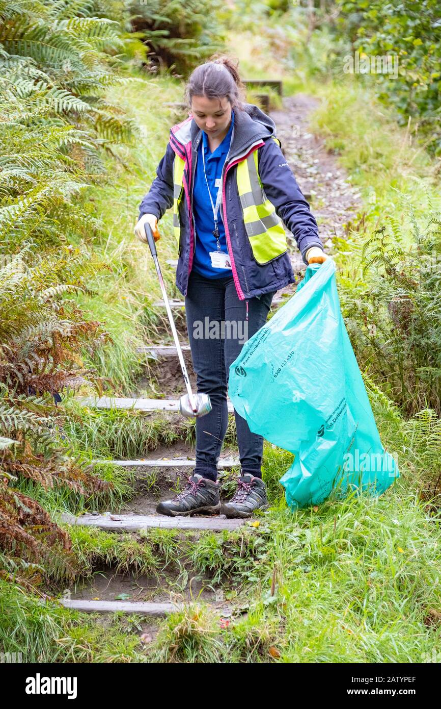 Müllpflücken in schottischer Landschaft Stockfoto
