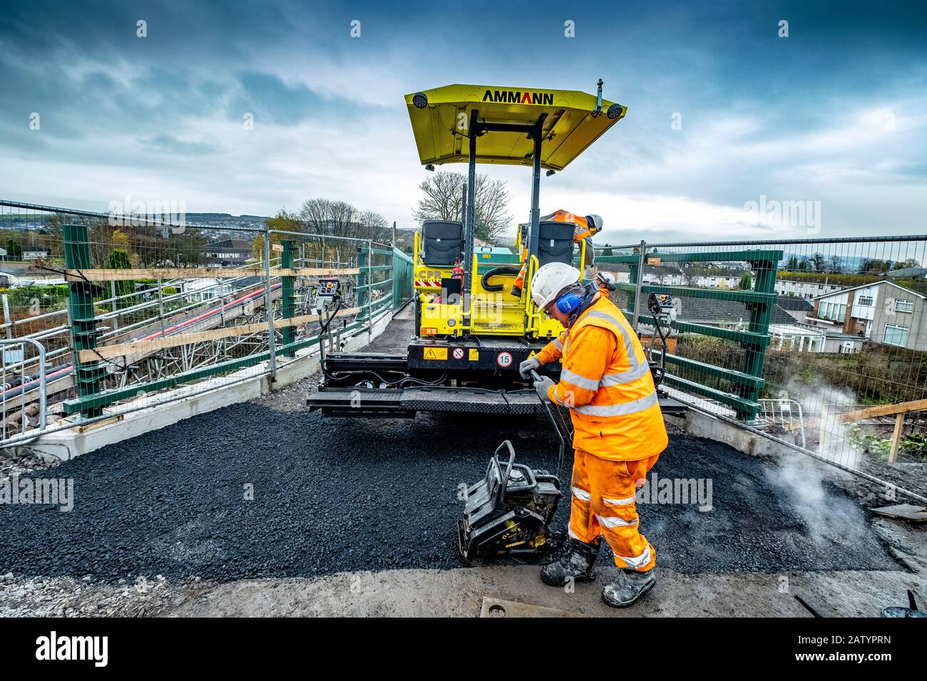 Eine neue Straße über eine Eisenbahnbrücke legen Stockfoto