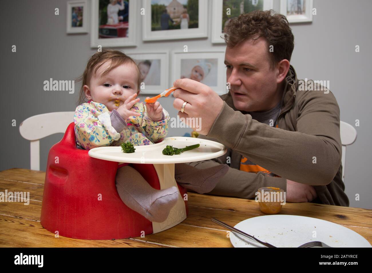 6 Monate altes Baby Mädchen Baby führte Entwöhnung Stockfoto