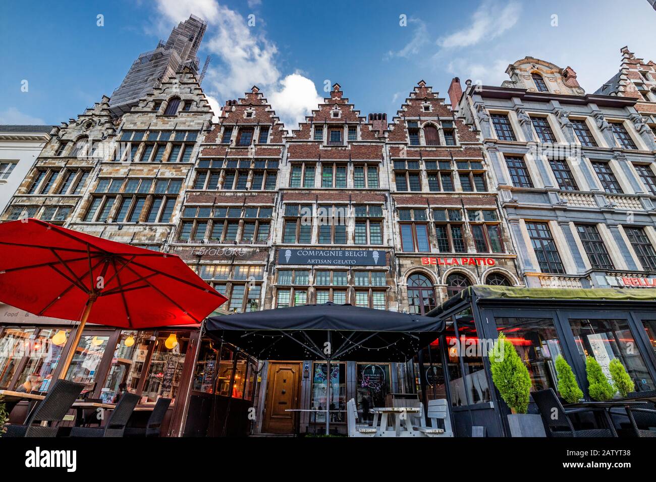 Fassaden von Baroque-Guldenhallen am historischen Stadtplatz Grote Markt in der Altstadt von Antwerpen, Flanderns, Belgien, Europa Stockfoto