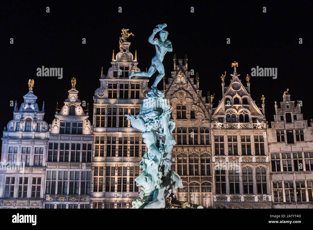 Nächtlicher Blick auf den Brabo-Brunnen und die barocken Guldenhallen am historischen Stadtplatz Grote Markt im alten Stadtviertel von Antwerpen, Flanderns, Belgien Stockfoto
