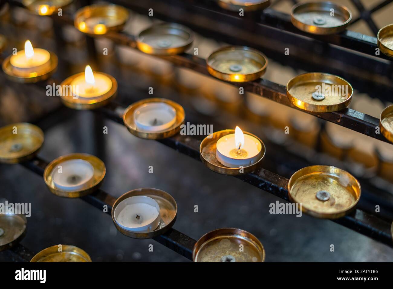 Kerzen zündeten in einer Kirche in Erinnerung an einen Stand Stockfoto