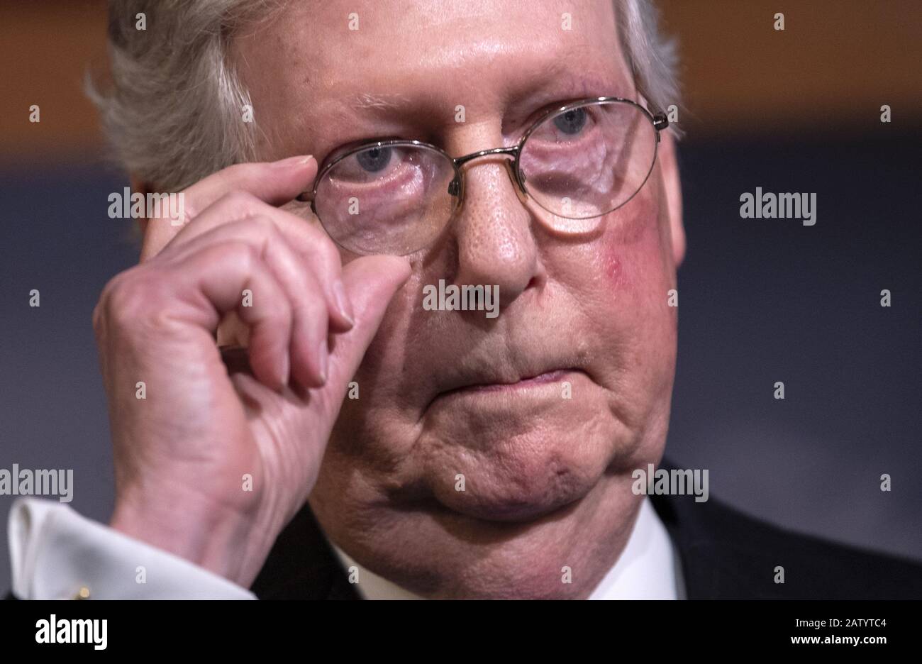 Washington, Vereinigte Staaten. Februar 2020. Der Mehrheitsführer im Senat Mitch McConnell, R-KY, spricht, nachdem der Senat Präsident Donald Trump wegen zwei Amtsenthebungsvorwürfen im US-Kapitolgebäude in Washington, DC am Mittwoch, 5. Februar 2020 freigesprochen hat. Die Abstimmung verlief fast in Parteienlinien mit dem Senatorin Mitt Romney, R-UT, der für die Verurteilung Trumps stimmte. Foto von Kevin Dietsch/UPI Credit: UPI/Alamy Live News Stockfoto