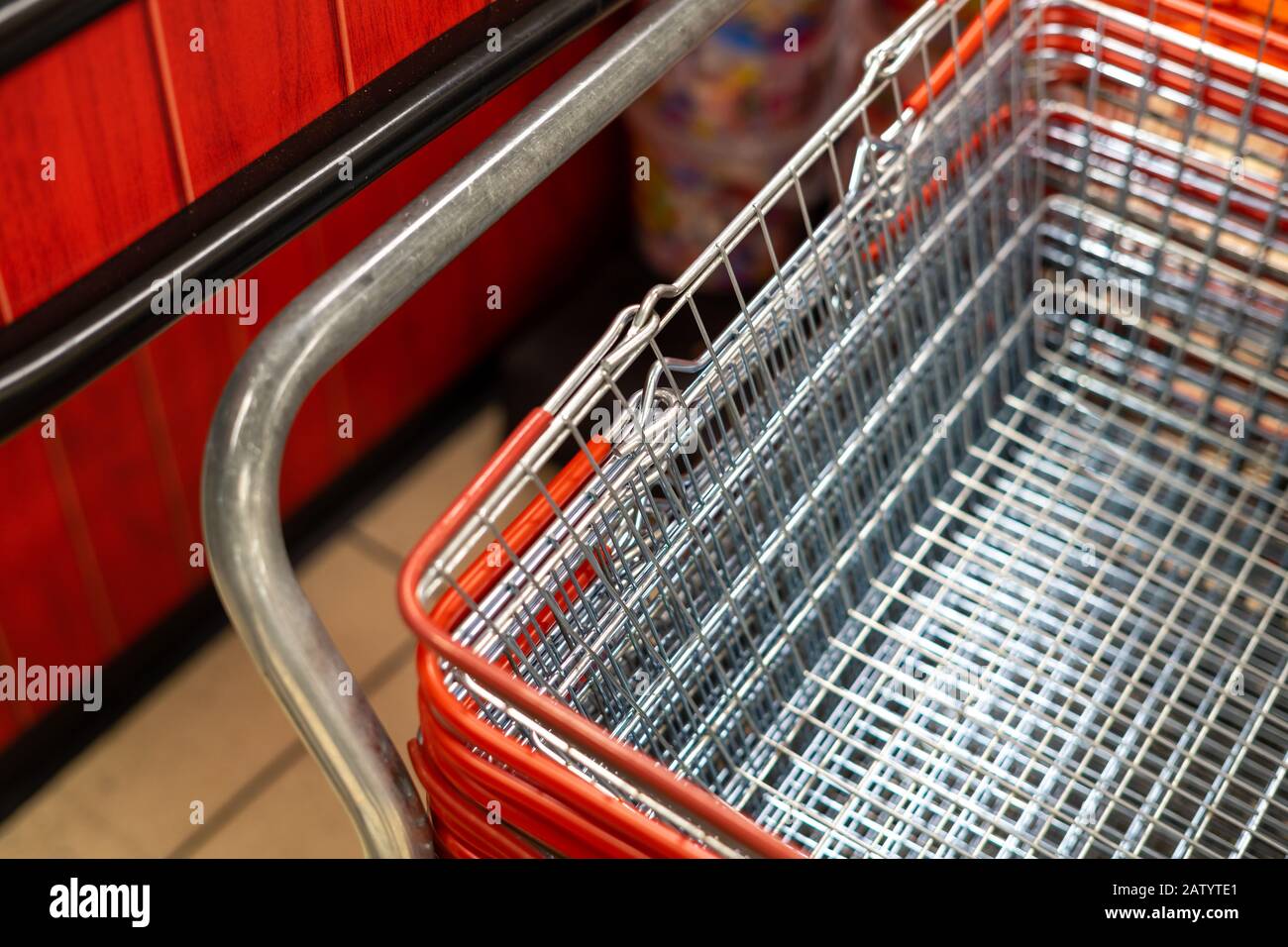 Einkaufskörbe in einem Supermarkt mit dem Schwerpunkt auf dem obersten Korb Stockfoto