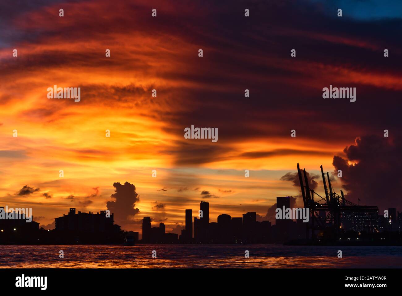 Ein atemberaubender Sonnenuntergang über der Skyline von Miami Stockfoto