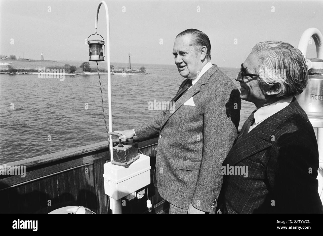 Min. Zeevalking (V & W) eröffnet neue Rioolzuiverings Installation East Amsterdam offizielles Symbol durch Drücken der Taste, um die alte Drainagerleitung zu sprengen / Datum: 15. April 1982 Ort: Amsterdam, Noord-Holland Schlüsselwörter: Minister, Öffnungen Stockfoto
