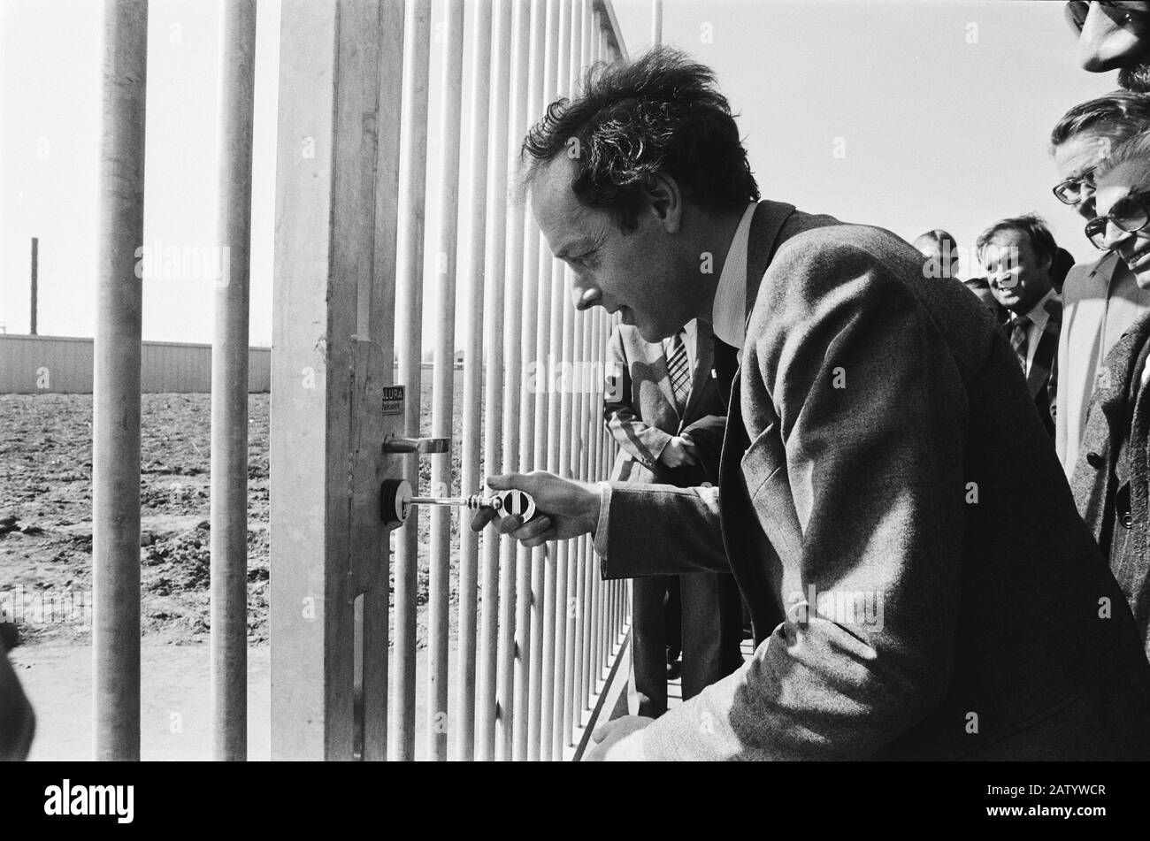 Min. Zeevalking (V & W) eröffnet neue Rioolzuiverings Installation East Amsterdam offizielles Symbol durch Drücken der Taste, um die alte Drainagerleitung zu sprengen Datum: 15. April 1982 Standort: Amsterdam, Noord-Holland Schlüsselwörter: Minister, Öffnungen Stockfoto