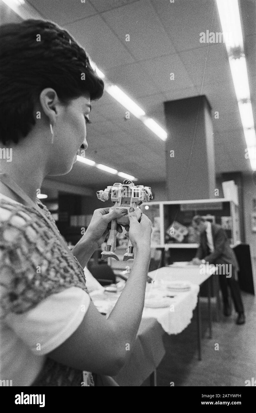 Novelty Show at the Jaarbeurs in Utrechter Mini-Roboter Datum: 1. September 1983 Ort: Utrechter (Provinz), Utrechter (Stadt) Schlüsselwörter: Innovationen, Roboter, Ausstellungen Stockfoto