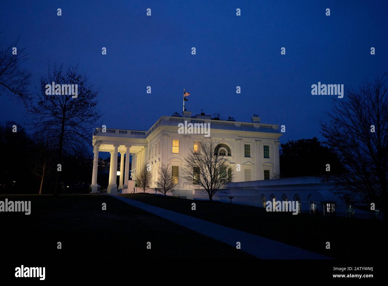 Washington, DC, USA. Februar 2020. Das Weiße Haus steht am Mittwoch, 5. Februar 2020 in Washington, DC, USA. Der Senat stimmte dafür, Präsident Donald J. Trump der Vereinigten Staaten von beiden Artikeln der Amtsenthebung heute Nachmittag freizusprechen. Kredit: Stefani Reynolds/CNP weltweite Nutzung Credit: Dpa / Alamy Live News Stockfoto