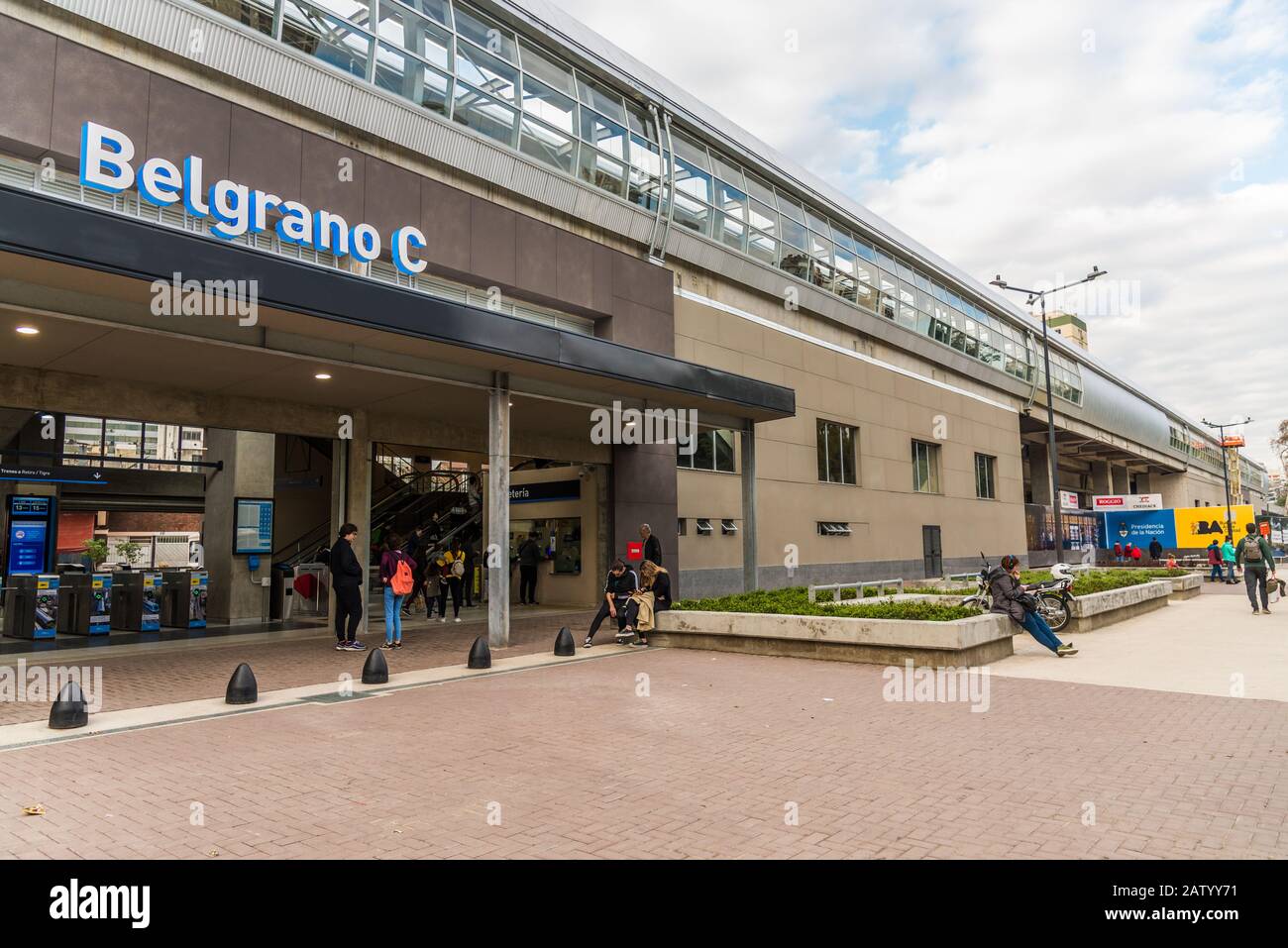 Buenos Aires, Argentinien - 22. Juni 2019: Neu gebauter Bahnhof Belgrano C Stockfoto