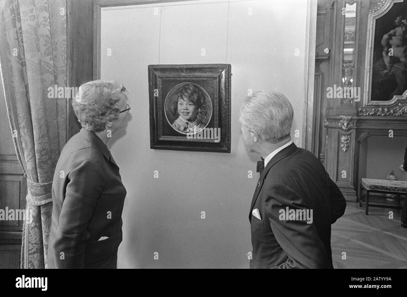 Minister Klompe Painting bot Den Lachenden Jungen Frans Hals Mauritshuis in Den Haag an. Minister Klompe in der Malerei Datum: 10. Juli 1968 Schlüsselwörter: Angebote, Gemälde Personenname: Hals Französisch Klompé, Marga Stockfoto