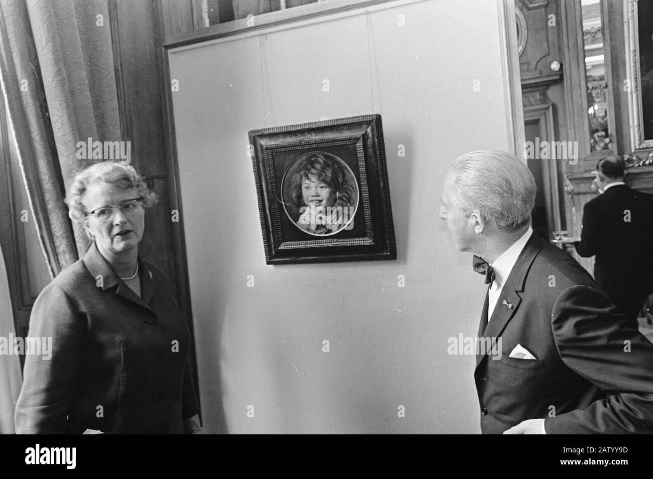 Minister Klompe Malen Lächelnder Junge Frans Hals nach Haag Mauritshuis angeboten Datum: 10. Juli 1968 Schlüsselwörter: Angebote, Gemälde Personenname: Hals Französisch Klompé, Marga Stockfoto